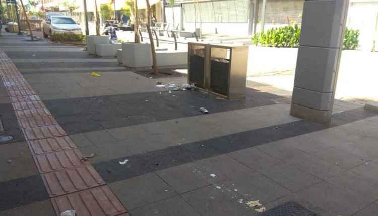 Recém-inaugurada, 14 de Julho amanhece com lixo por todos os lados