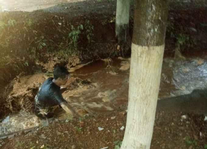 Bombeiros encontram corpo de homem levado por correnteza em vala