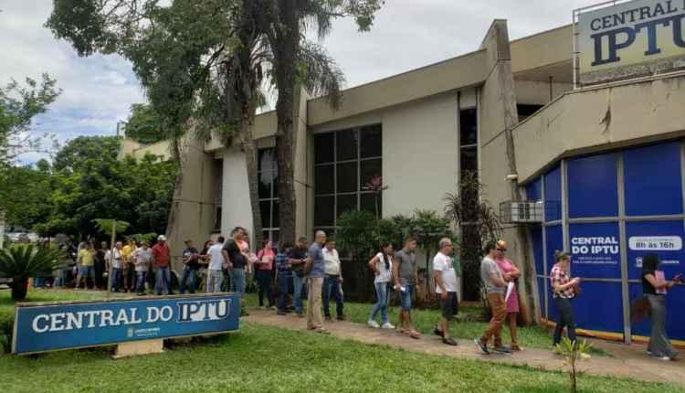 No último dia do Refis Natalino, contribuintes lotam Central em busca de desconto no IPTU