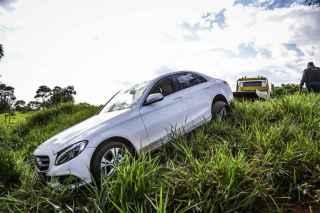 Bandidos que prenderam família e roubaram 2 Mercedes-Benz sabiam de cofre na casa