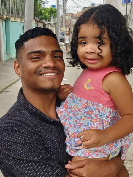 VÍDEO: Jovem salva menina de 5 anos de ataque de pitbull