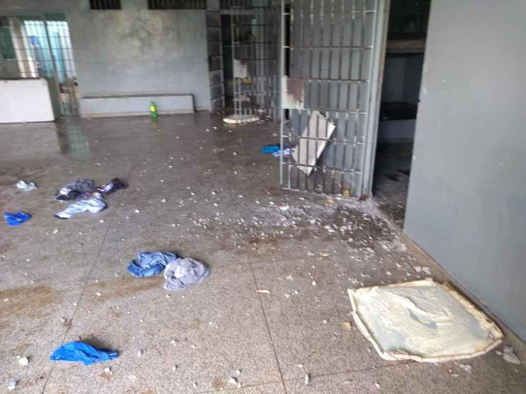Adolescentes quebraram parede de Unei com tampa de freezer para tentar fugir