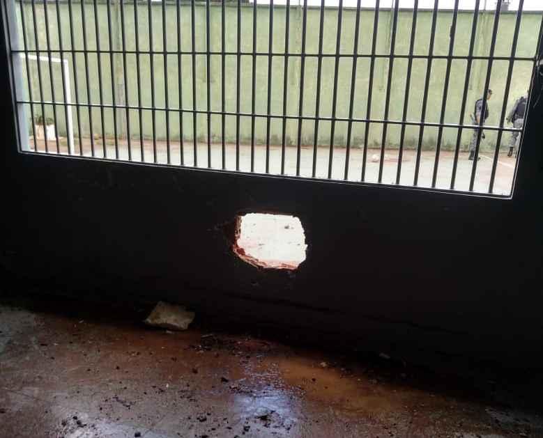 Adolescentes quebraram parede de Unei com tampa de freezer para tentar fugir
