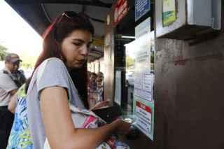 Passageiros fazem fila para aproveitar últimos momentos de passagem a R$ 3,95 antes de aumento