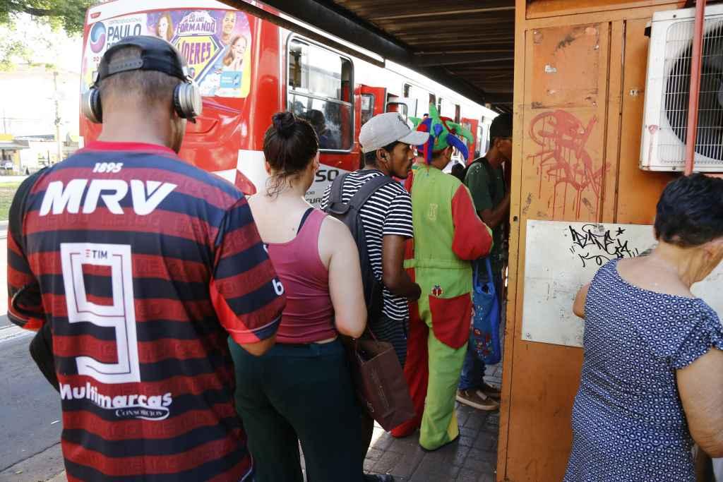 Passageiros fazem fila para aproveitar últimos momentos de passagem a R$ 3,95 antes de aumento