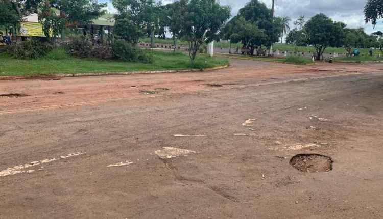 Pistas de aulas do Detran-MS são tomadas por crateras e alunos reclamam
