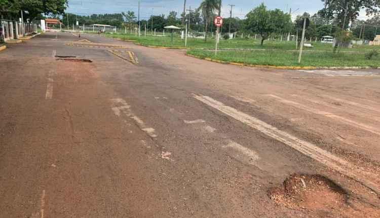 Pistas de aulas do Detran-MS são tomadas por crateras e alunos reclamam
