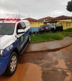 Autores de furto tentam fugir em Audi e acabam batendo em muro de escola