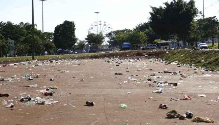 Campo-grandenses deixam rastro de sujeira na Cidade do Natal