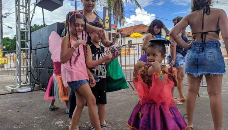 Pela tradição, nem calor espanta famílias de curtir folia de Carnaval na Esplanada