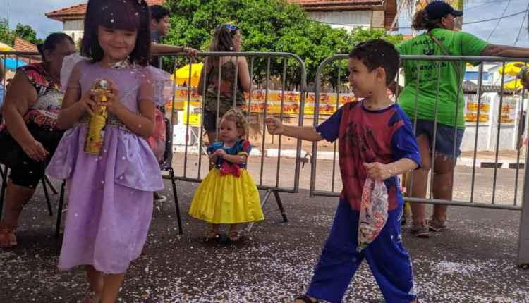 Pela tradição, nem calor espanta famílias de curtir folia de Carnaval na Esplanada