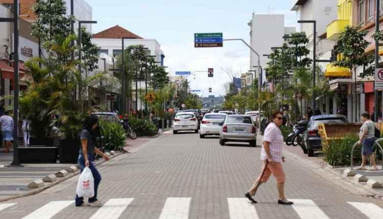 Novas árvores da 14 de Julho não brotam e serão trocadas neste mês