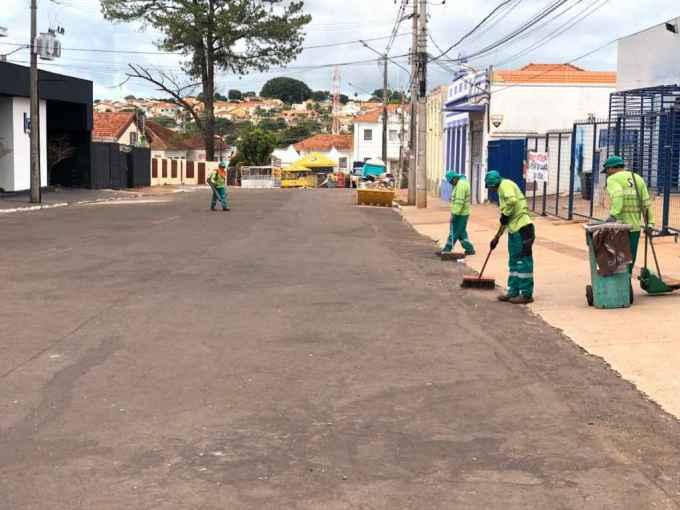 Equipes madrugam para limpar ruas após Carnaval em Campo Grande