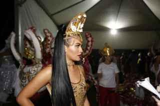 Mesmo com atraso, famílias não desanimam à espera do desfile das escolas de samba