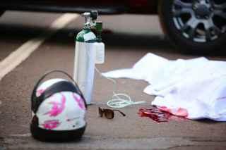 Caminhão passa por cima de cabeça de motociclista na Gury Marques