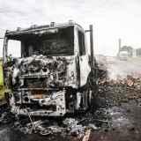 Caminhão pega fogo em rodovia e 19 mil quilos de alimentos são destruídos