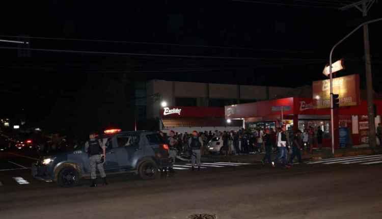 Carros com som alto são apreendidos em operação na Avenida Ceará durante a madrugada