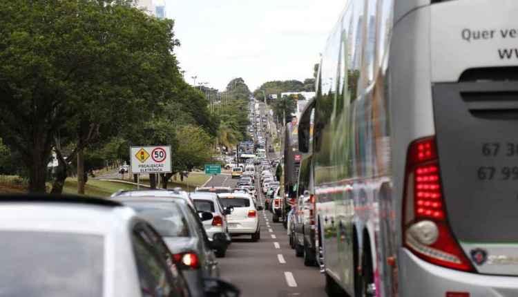Embalada por Bolsonaro, carreata anti-quarentena teve carrões de luxo e bandeiras do Brasil