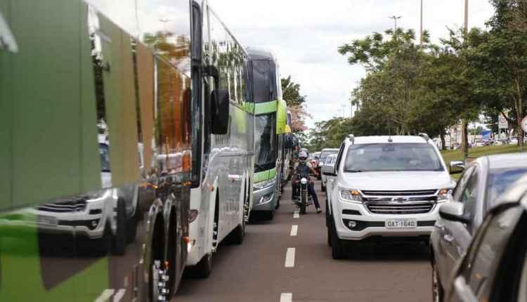Embalada por Bolsonaro, carreata anti-quarentena teve carrões de luxo e bandeiras do Brasil