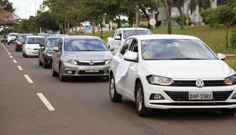 Embalada por Bolsonaro, carreata anti-quarentena teve carrões de luxo e bandeiras do Brasil