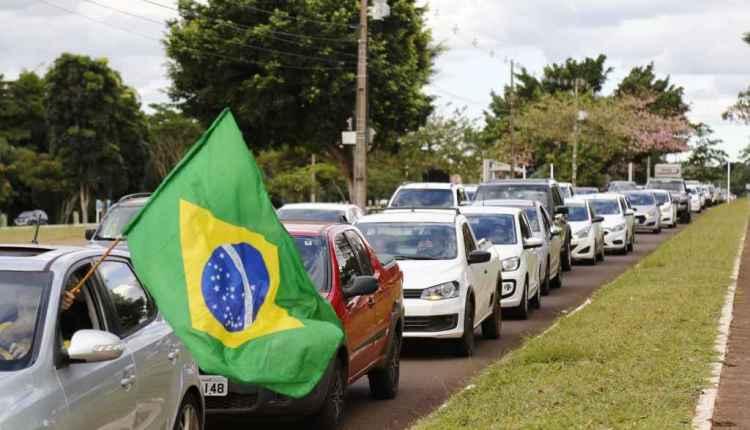 Embalada por Bolsonaro, carreata anti-quarentena teve carrões de luxo e bandeiras do Brasil