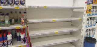 Com medo do coronavírus, consumidores lotam mercados e estocam até papel higiênico