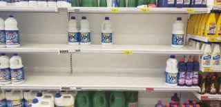Com medo do coronavírus, consumidores lotam mercados e estocam até papel higiênico