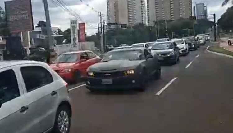 Embalada por Bolsonaro, carreata anti-quarentena teve carrões de luxo e bandeiras do Brasil