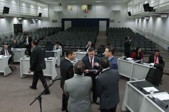 Nas primeiras sessões com restrição contra pandemia, vereadores e deputados cometem deslizes