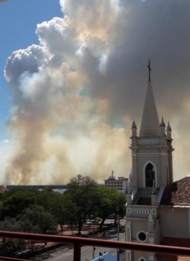 Bombeiros combatem incêndio em vegetação próximo ao Rio Paraguai