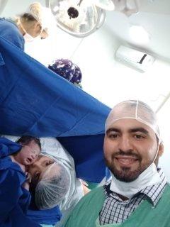 Para driblar pandemia, médicos transmitem partos por vídeo para os pais