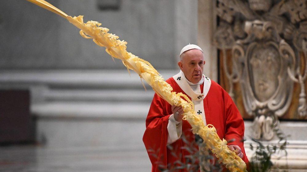 Com igrejas fechadas, católicos acompanham missa do Domingo de Ramos pela TV ou pela internet