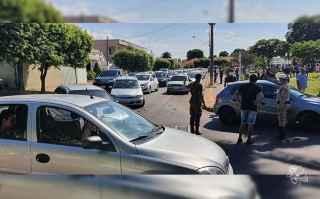 Vacinação 'drive thru' gera fila quilométrica de carros em Três Lagoas