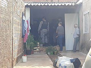 Polícia busca primo enterrado por serial killer após briga por causa de muro