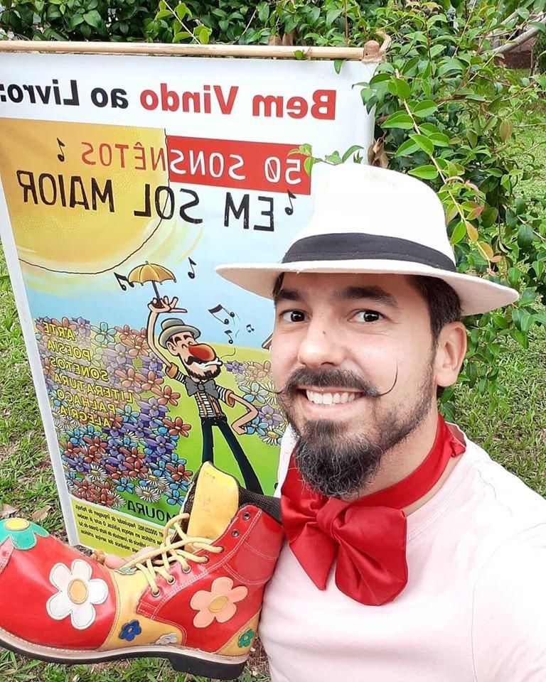 Com humor e ludicidade, Ator brinca com as coisas da vida e as transforma em poesia