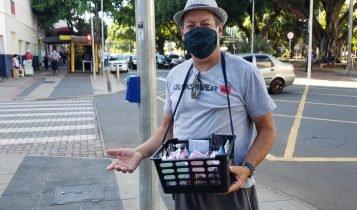 Aposta de informais, venda de máscaras de proteção caiu pela metade e alerta é para material utilizado