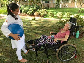 Sem receber visitas, idosos sentem saudade de abraços e da família durante pandemia