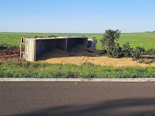 Motorista bate veículo em carreta com 36 toneladas de milho