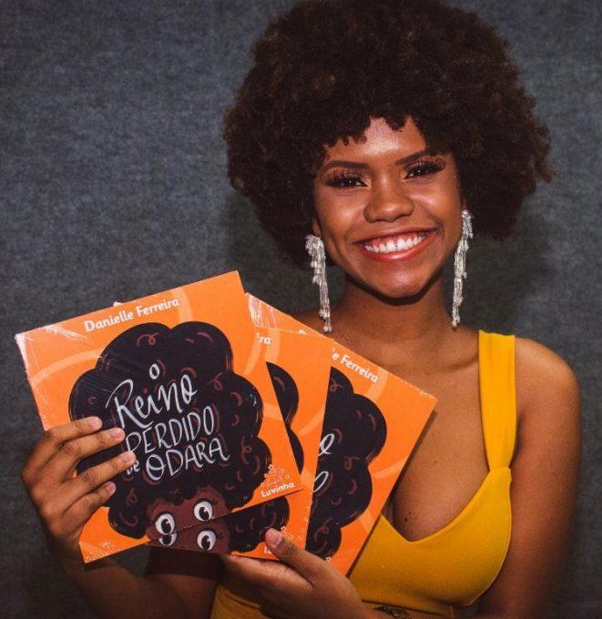 Danielle combate o racismo com informação, conheça seu trabalho pela causa racial