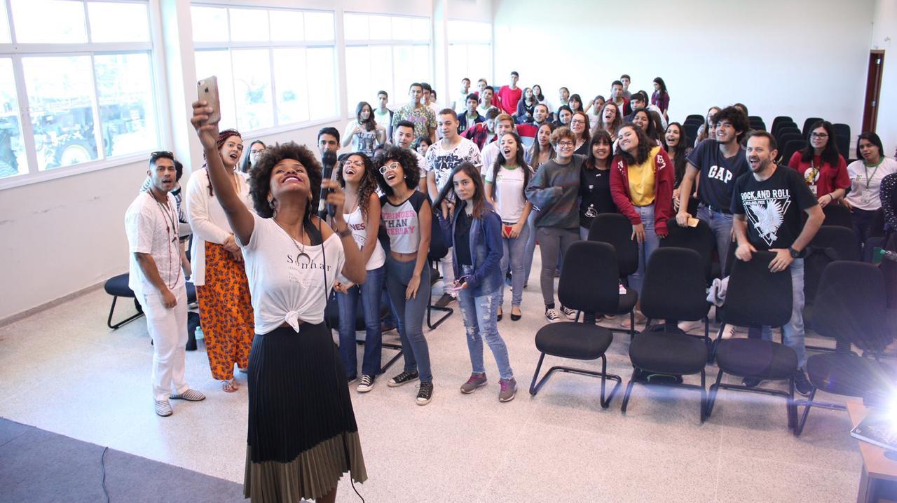 Danielle combate o racismo com informação, conheça seu trabalho pela causa racial