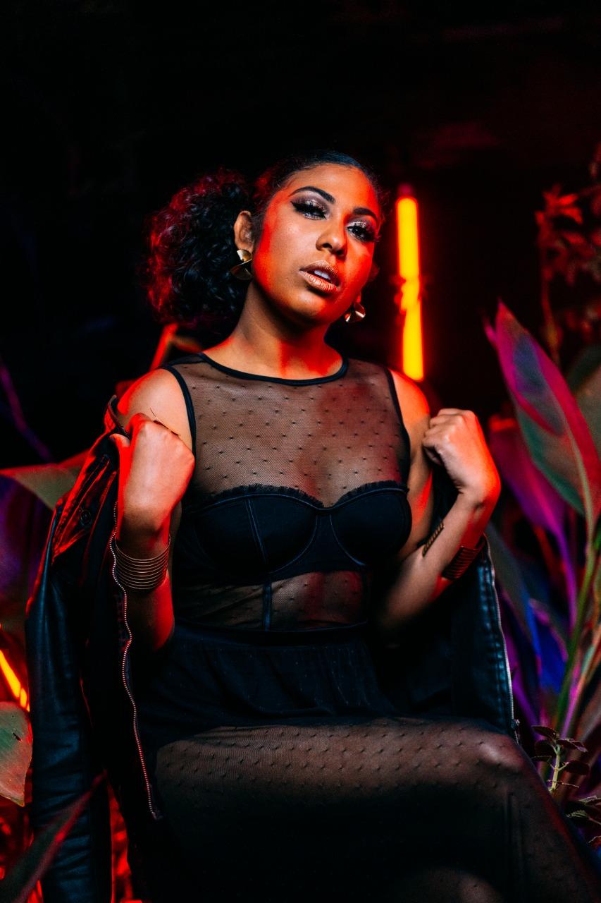 Karla Coronel flerta com o Pop e esbanja sensualidade em videoclipe de "Sua Coragem Acaba"