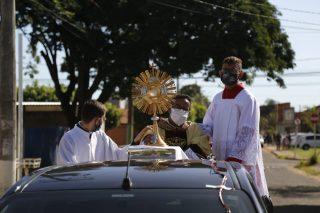 Com missa online e drive-in, Corpus Christi relembra amor ao próximo em tempos difíceis