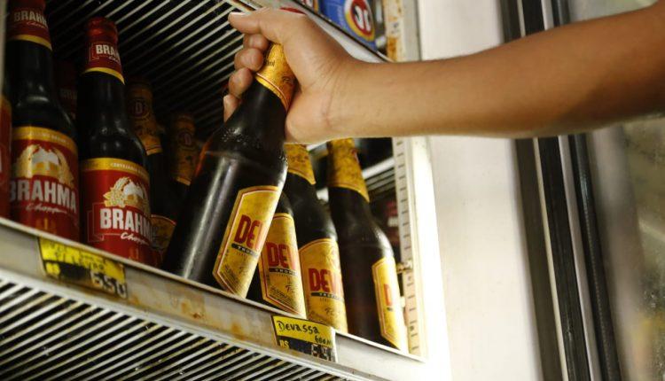 Consumo de bebida alcoólica cresce na pandemia e vendas em conveniências disparam 30%