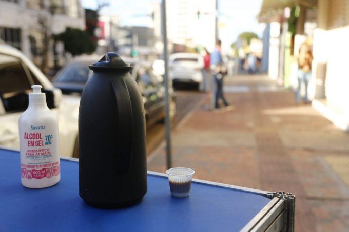 'Tudo vai dar certo': grupo distribui kits de café da manhã para desempregados na Funtrab