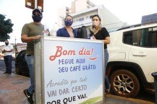 'Tudo vai dar certo': grupo distribui kits de café da manhã para desempregados na Funtrab