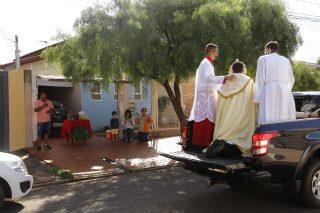 Inovação: Corpus Christi tem tapete com desenhos de crianças e procissão
