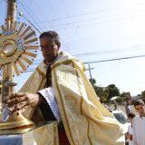 Inovação: Corpus Christi tem tapete com desenhos de crianças e procissão