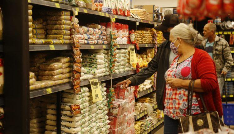 Em Dia Livre de Imposto Procon diz que consumidor deve ficar atento aos preços