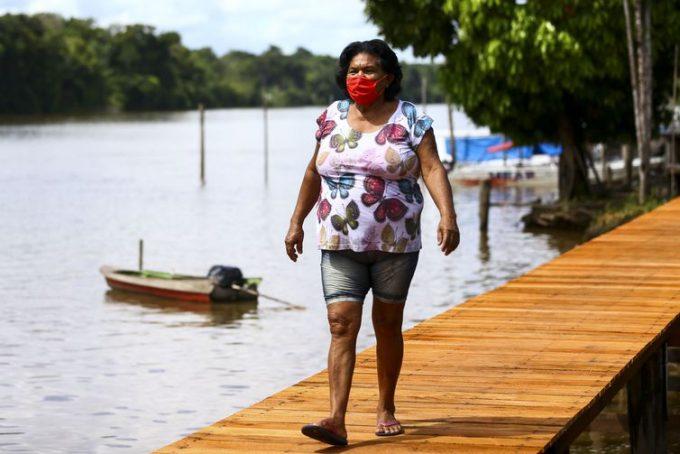 Ribeirinhos do Marajó cortam os rios para receber cestas básicas