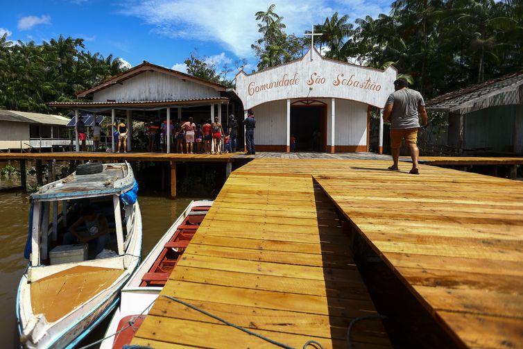 Ribeirinhos do Marajó cortam os rios para receber cestas básicas